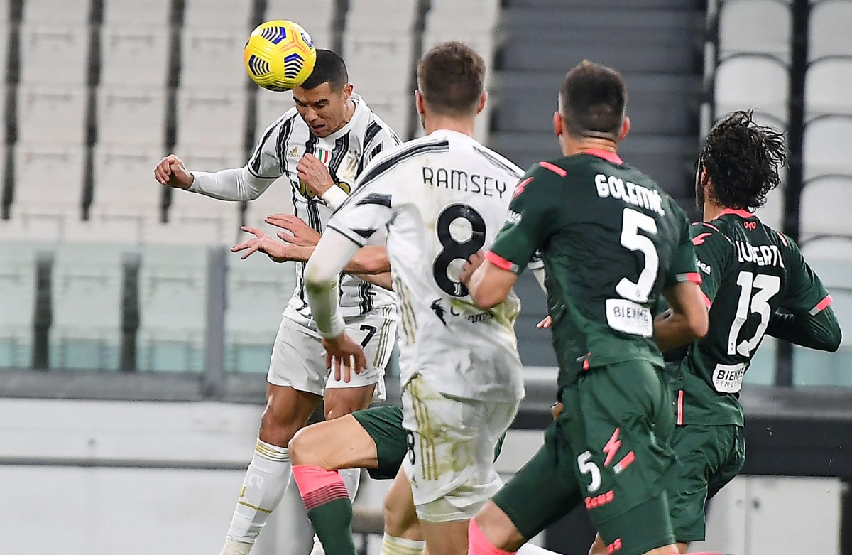TANDUKAN Ronaldo bantu Juventus tewaskan Crotone. FOTO EPA