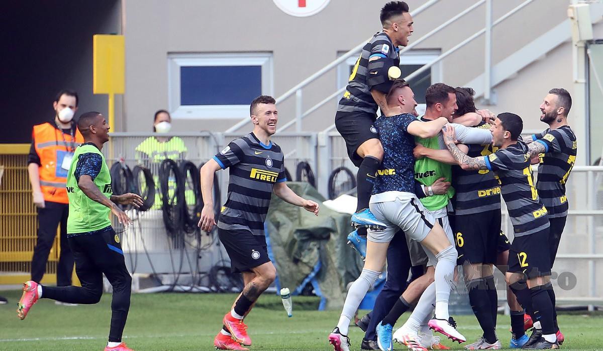PEMAIN Inter meraikan gol pembukaan yang disumbangkan oleh Darmian. FOTO EPA