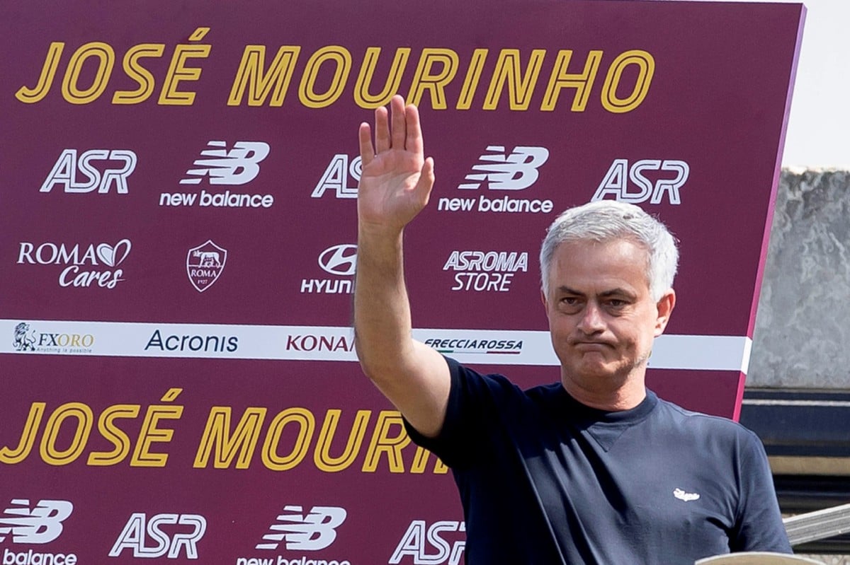 Jose Mourinho melambai kepada peminat ketika diperkenalkan sebagai ketua jurulatih AS Roma, bulan lalu. FOTO EPA