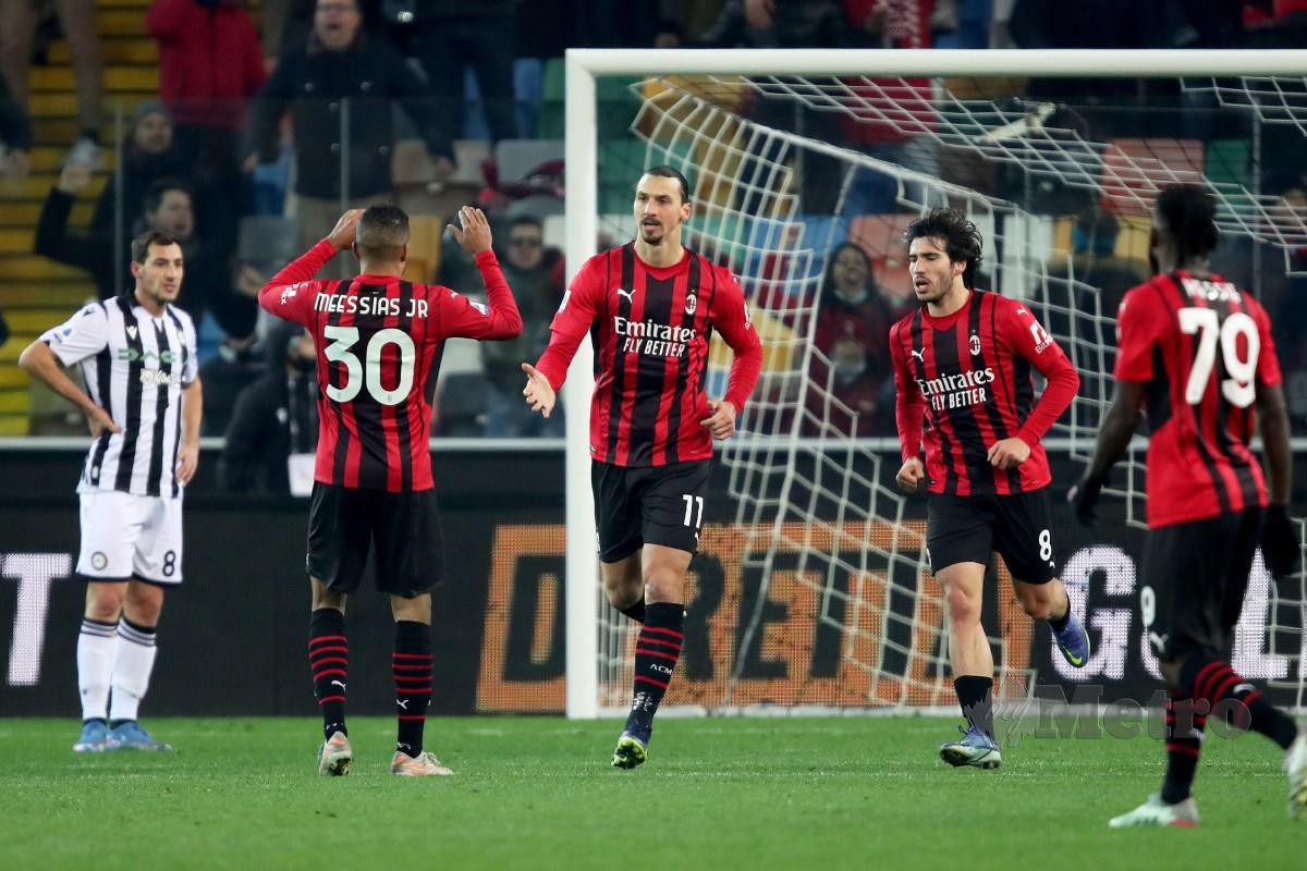 IBRAHIMOVIC (tengah) ledakkan gol buat Milan. -FOTO EPA 