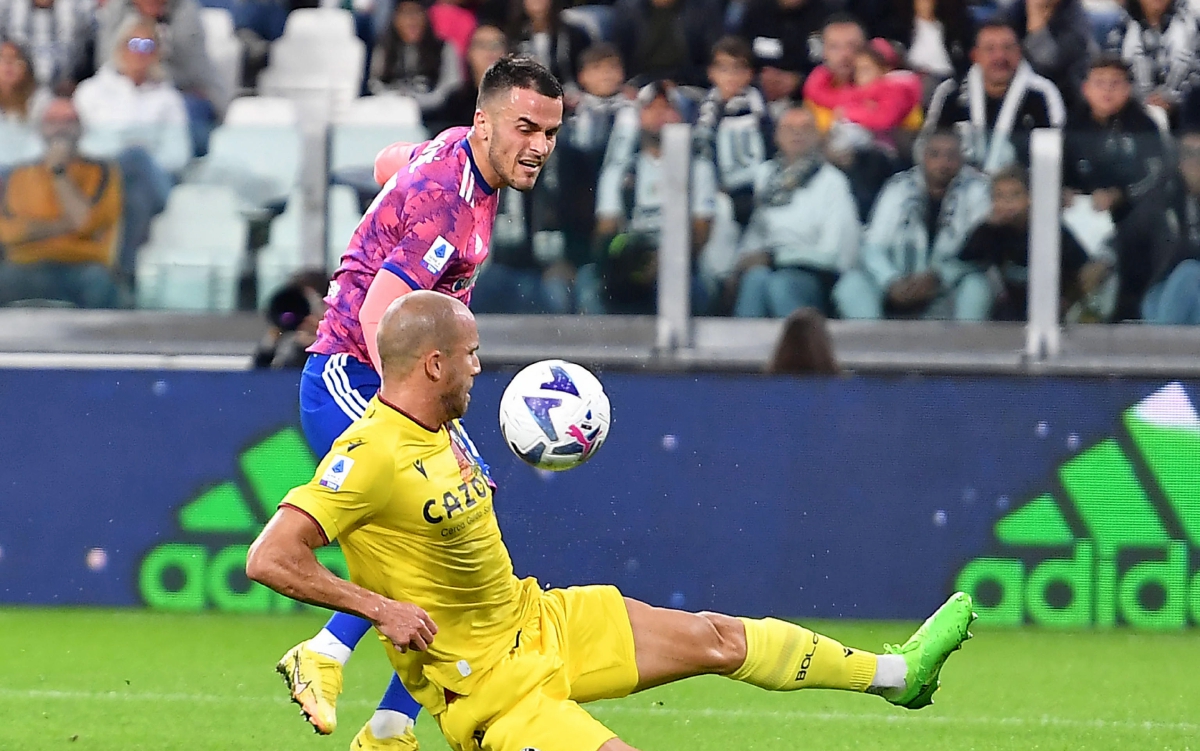 KOSTIC (belakang) menjaringkan gol pendahuluan buat Juventus. FOTO EPA