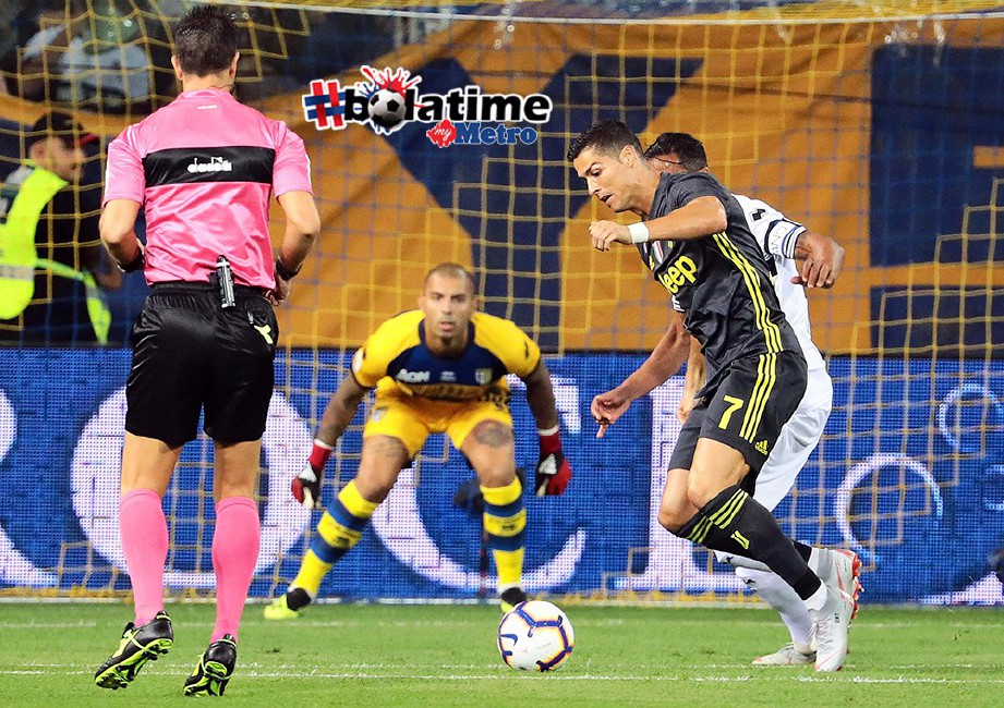 RONALDO (kanan) ketika melepasi pemain Parma. FOTO/EPA 