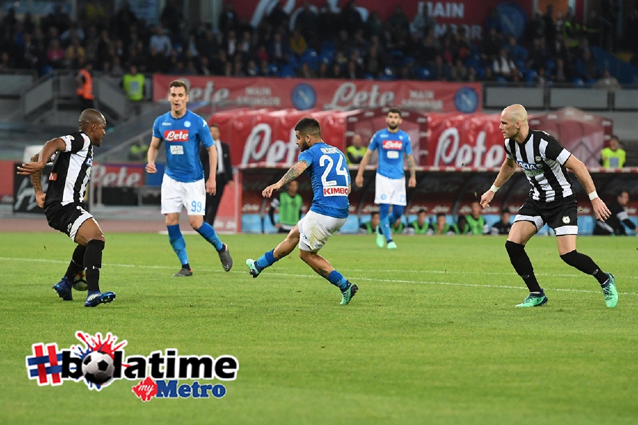 INSIGNE (tengah) jaring gol pertama buat Napoli. -Foto EPA