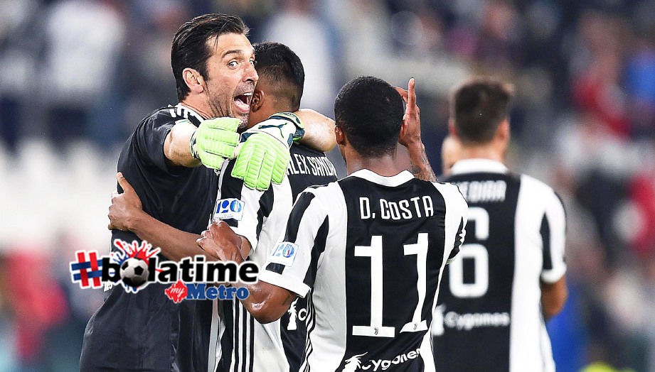PENJAGA gol Juventus, Gianluigi Buffon (kiri) meraikan kejayaan bersama rakan sepasukan selepas menewaskan Bologna 3-1 dalam saingan Serie A. FOTO EPA-EFE