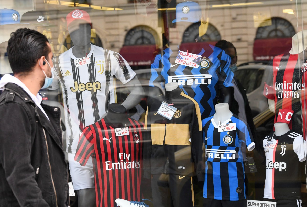 Peminat bola sepak Itali di Milan turut membantah isu ESL. FOTO Agensi