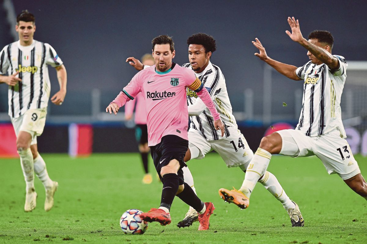 AKSI Lionel Messi melepasi kawalan pemain Juventus di Turin, Itali. FOTO AFP