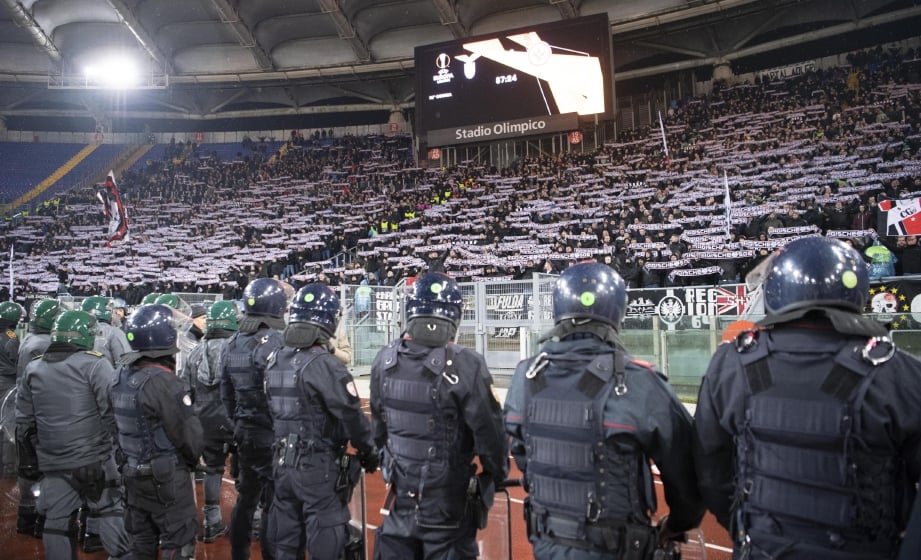 POLIS Itali berbaris di depan penyokong Eintracht Frankfurt pada aksi Liga Europa di Stadio Olimpico. FOTO EPA