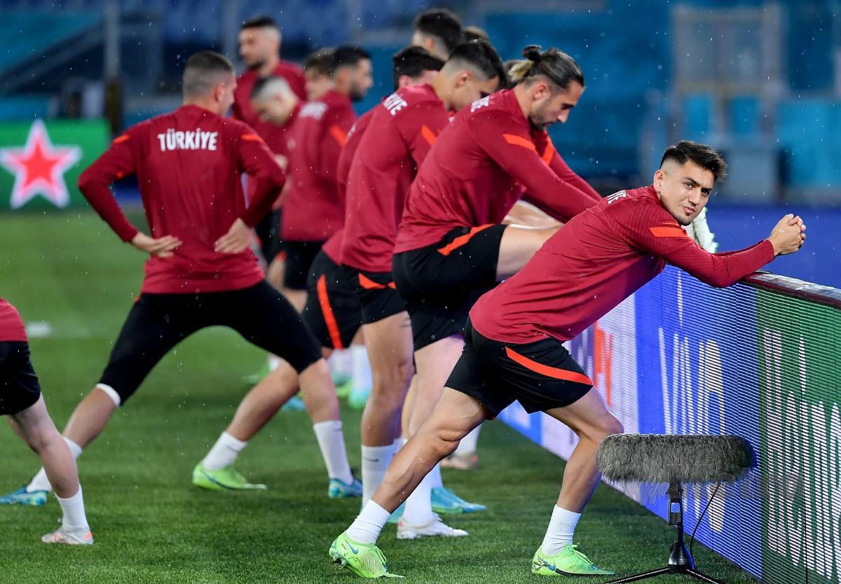 BARISAN pemain Turki sedang menjalani latihan menjelang pertemuan dengan Itali. FOTO EPA