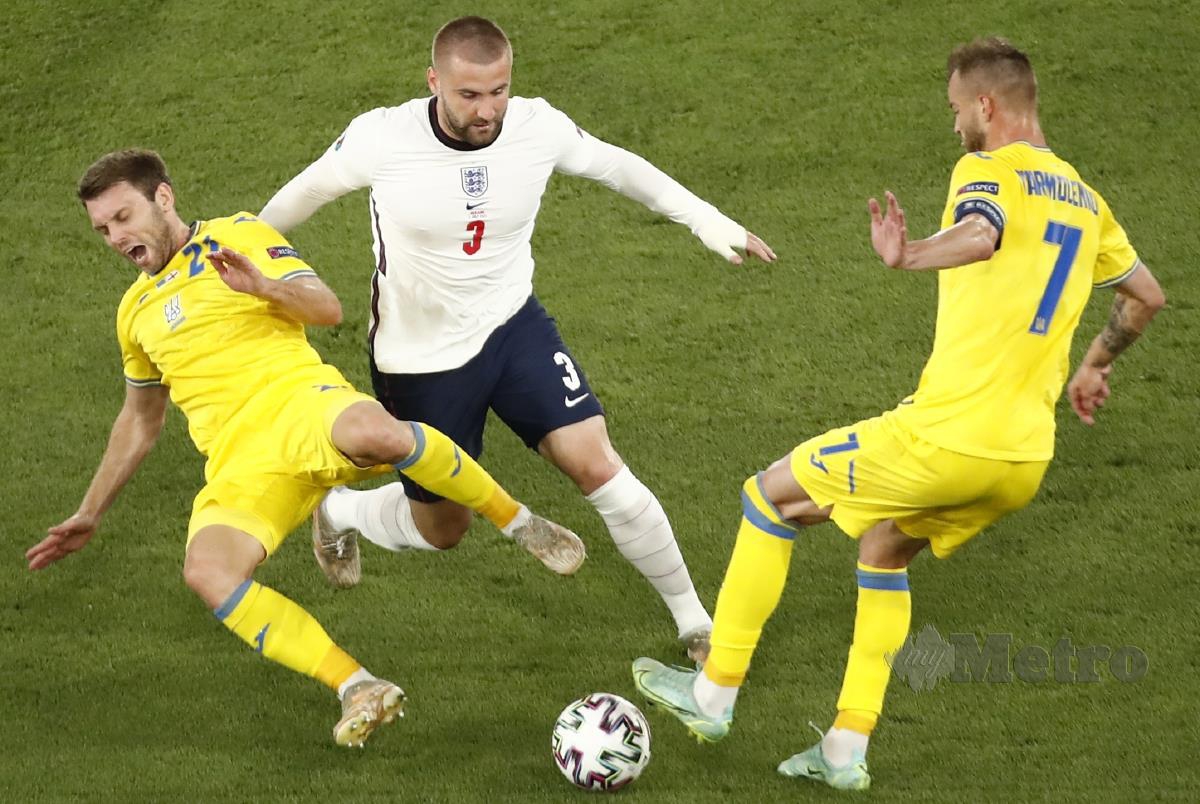 BEK kiri England, Luke Shaw (tengah) berebut bola dengan dua pemain Ukraine pada perlawanan suku akhir Euro 2020, 3 Julai lalu. FOTO EPA
