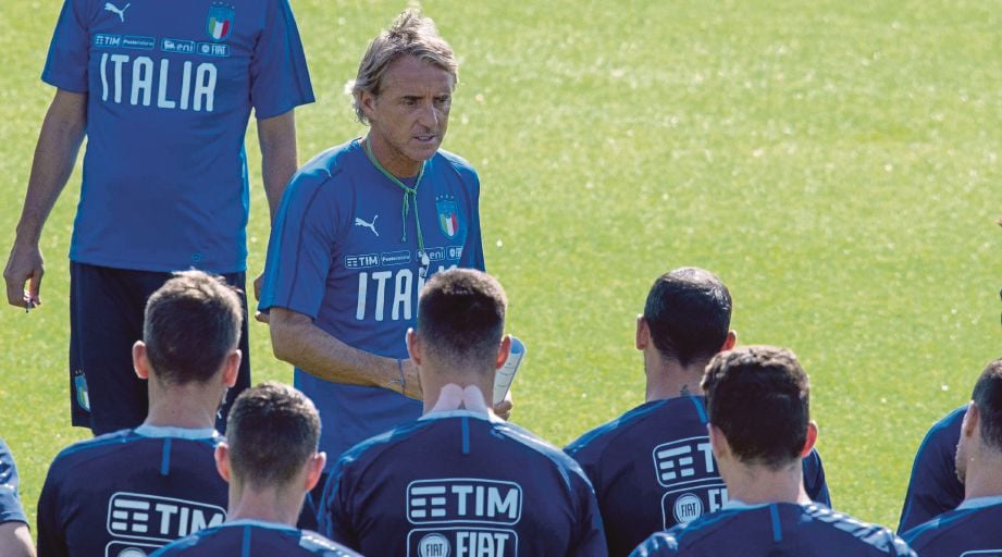 JURULATIH Itali, Roberto Mancini ketika sesi latihan skuad Azzurri menjelang aksi persahabatan menentang Poland. FOTO EPA
