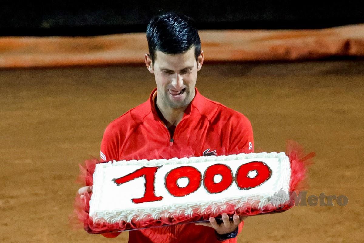 DJOKOVIC dihadiahkan kek simbolik kemenangan ke-1,000 dalam kariernya. -FOTO EPA 