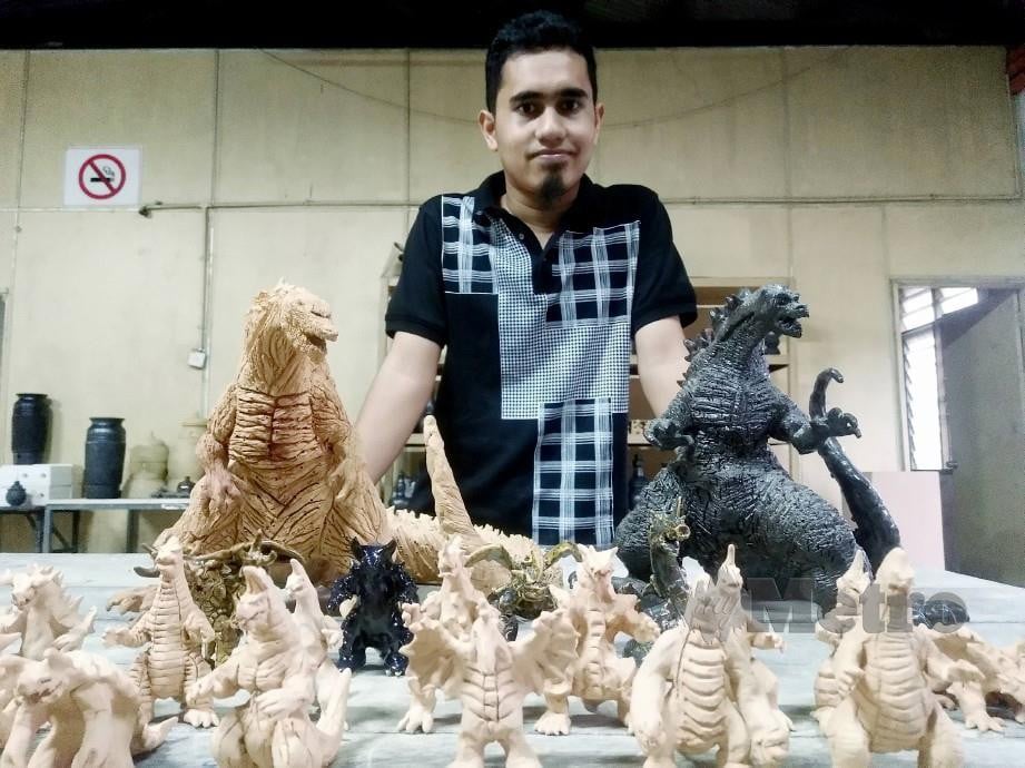 IZUDDIN menunjukkan koleksi figura tanah liat berbentuk watak raksasa dan animasi Jepun yang dihasilkannya di Pusat Kraftangan Malaysia cawangan Perak. FOTO MUHAMMAD ZULSYAMINI SUFIAN SURI
