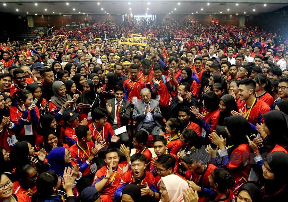 Dr Mahathir bergambar bersama alumni selepas merasmikan MFLS di UKM, Bangi. FOTO Eizairi Shamsudin