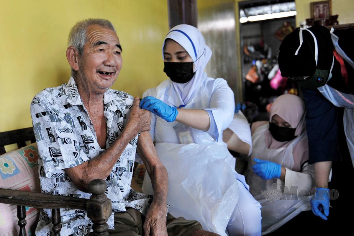 PETUGAS kesihatan dari Pejabat Kesihatan Sabak Bernam kepada golongan warga emas dan orang kurang upaya pada Program Vaksinisasi "Mobile Outreach" yang dilaksanakan Pejabat Daerah Sabak Bernam dan Pejabat Kesihatan Daerah di Sekinchan. FOTO Aizuddin Saad