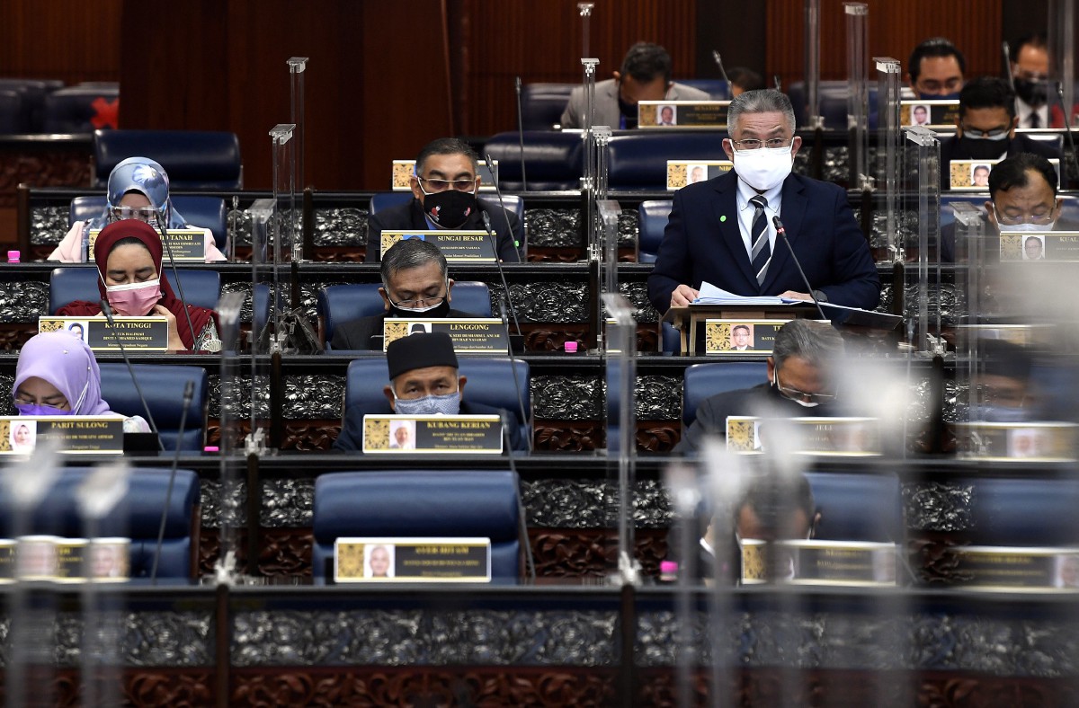 DR Adham menjelaskan tindakan menangani pandemik Covid-19 di Parlimen hari ini. FOTO Bernama.