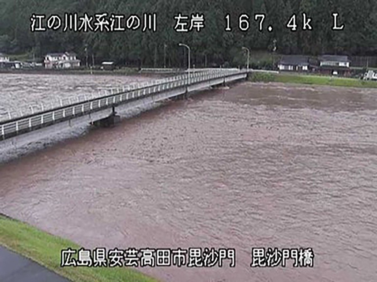 TANGKAP layar dari video menunjukkan paras air di Gonokawa meningkat susulan hujan lebat di bandar Akitakata, Hiroshima. FOTO AFP.
