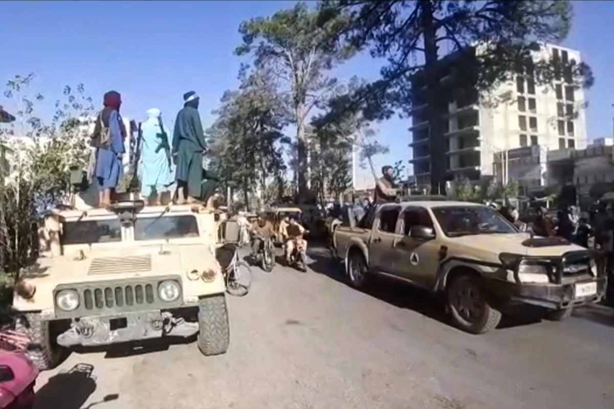 TANGKAP layar video dari AFPTV menunjukkan anggota Taliban berdiri atas kenderaan tentera di bandar Herat. FOTO AFP