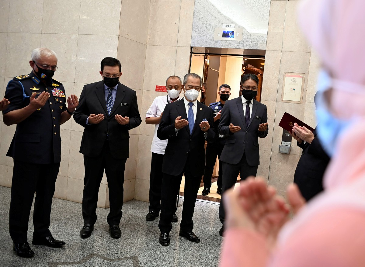 MUHYIDDIN mengaminkan doa sebelum meninggalkan pejabatnya pada hari terakhir beliau bertugas sebagai Perdana Menteri hari ini. FOTO Bernama.