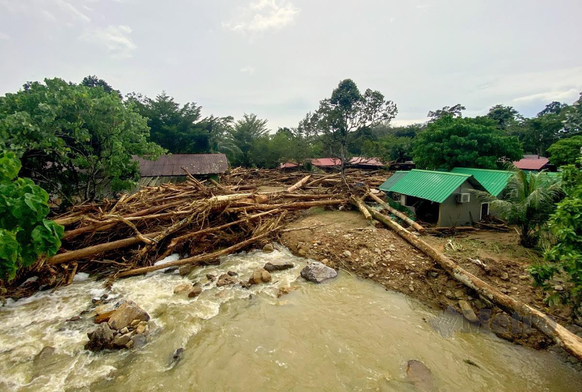 PUSAT Peranginan Alang Kenari dekat Titi Hayun yang terjejas berikutan kejadian banjir kilat akibat fenomena kepala air Gunung Jerai. FOTO Luqman Hakim Zubir.
