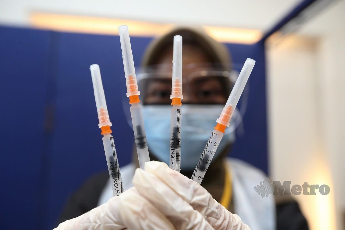 PETUGAS kesihatan menunjukkan picagari yang mengandungi vaksin Prizer-BioNTech. FOTO Mikail Ong