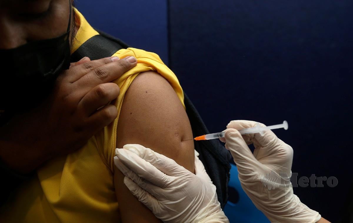 PETUGAS kesihatan memberi suntikan vaksin Prizer-BioNTech di Pusat Pemberian Vaksin Industri Sektor Pengangkutan Pelabuhan Pulau Pinang (PPVIN). FOTO Mikail Ong