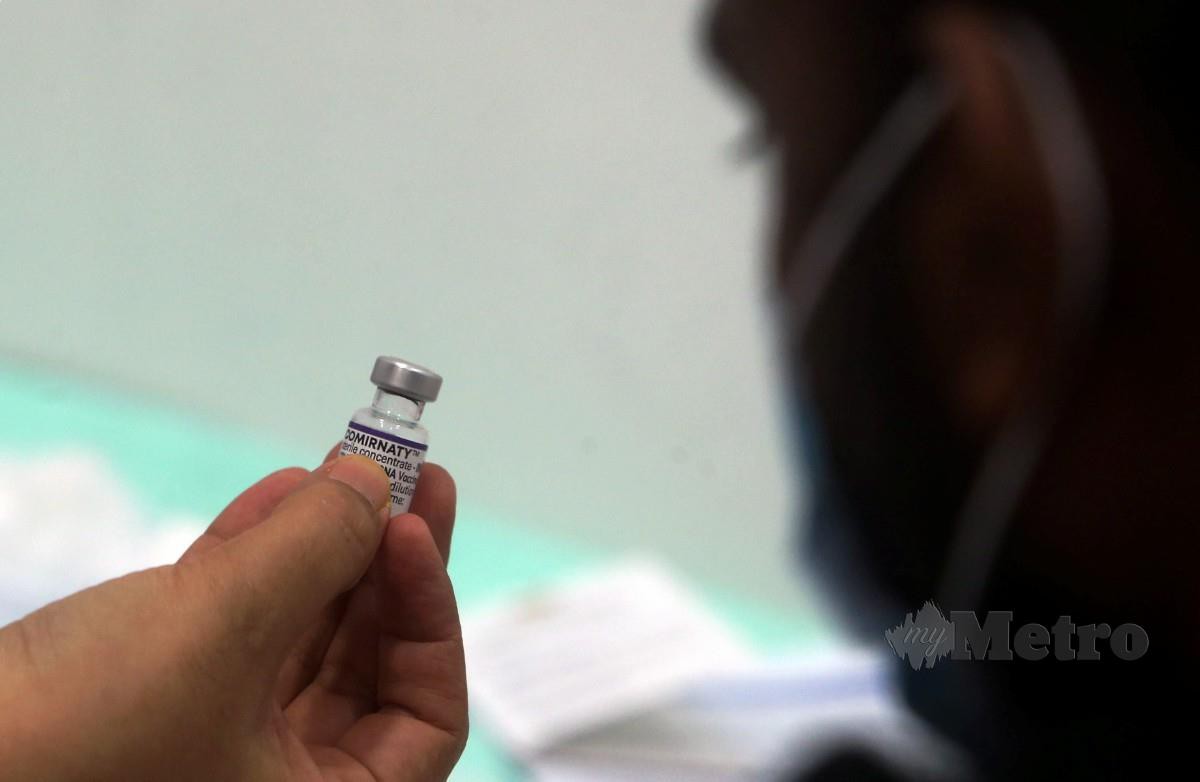 PETUGAS kesihatan menunjukkan vaksin Cormirnaty keluaran Pfizer. FOTO Danial Saad