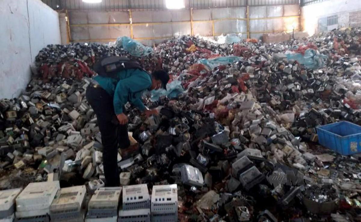 PEGAWAI JAS memeriksa sebuah premis yang menjalankan aktiviti peleraian buangan elektrik dan elektronik (e-waste) tanpa lesen. FOTO Ihsan JAS Pulau Pinang.