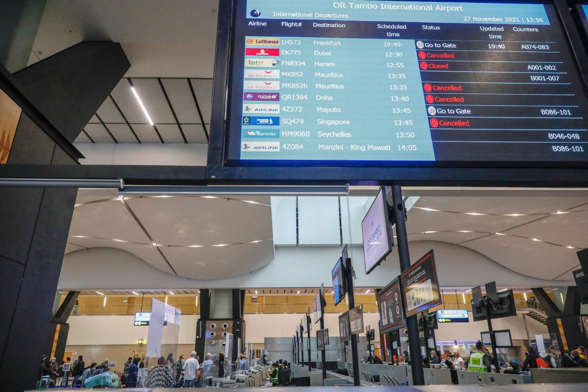 PAPAN notis elektronik di OR Tambo International Airport di Johannesburg menunjukkan beberapa penerbangan dibatalkan susulan penularan varian Omicron. FOTO AFP