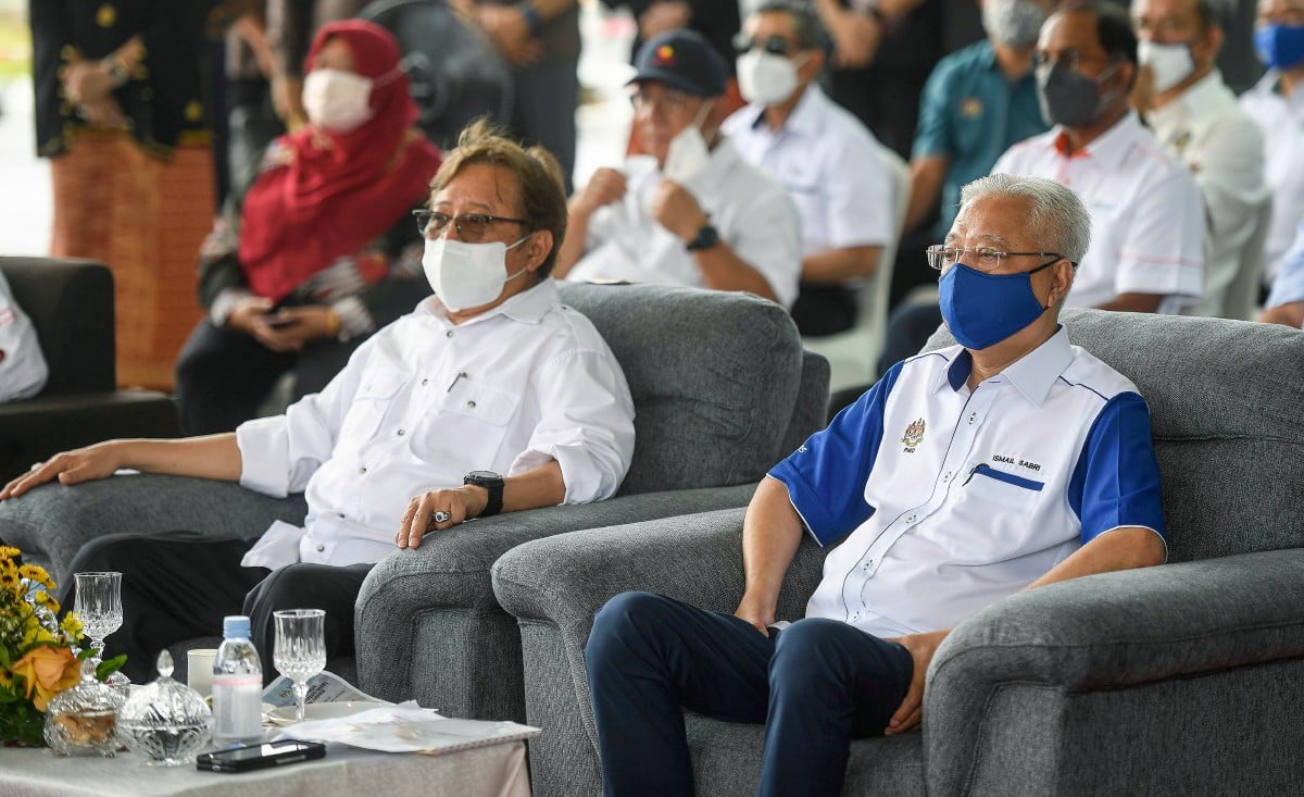 ISMAIL Sabri kanan) hadir pada Majlis Perasmian Lapangan Terbang Baharu Mukah, Sarawak hari ini.