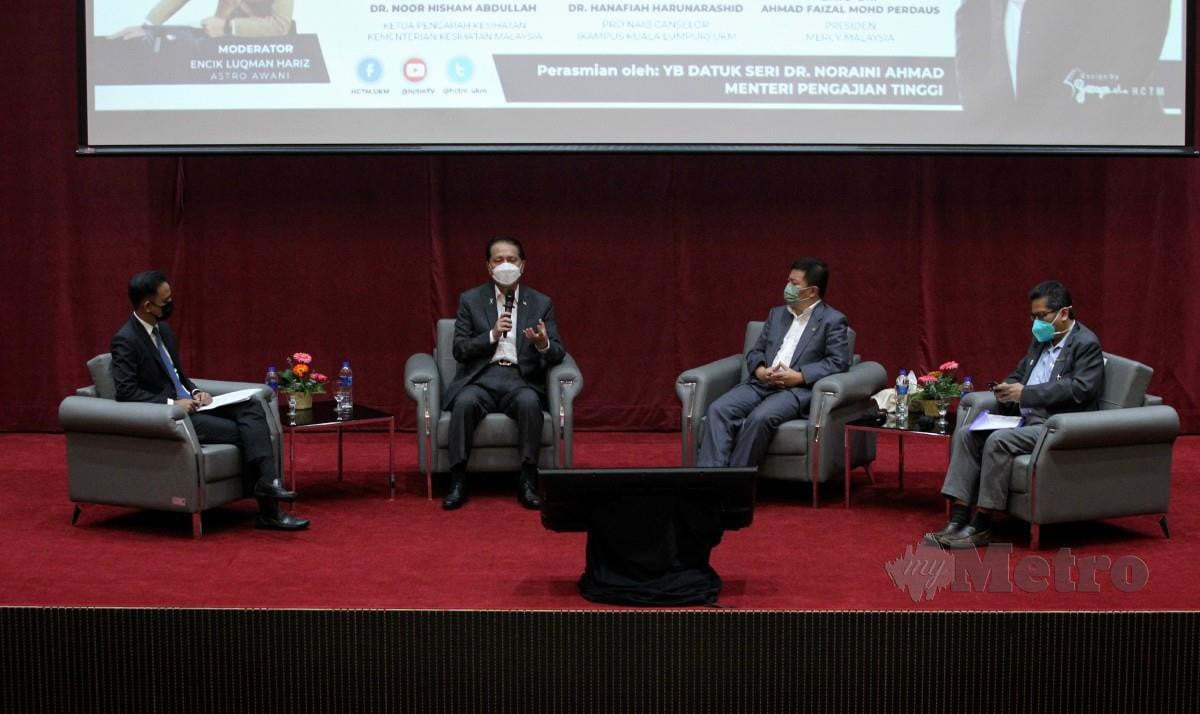 DR Noor Hisham (dua kiri) ketika Forum Persada Kampus Kuala Lumpur, bersama sama, Pro Naib Canselor UKM (Kampus Kuala Lumpur), Profesor Datuk Dr Hanafiah Harunarashid dan Presiden Mercy Malaysia, Datuk Dr Ahmad Faizal Mohd Ferdaus. FOTO Aziah Azmee