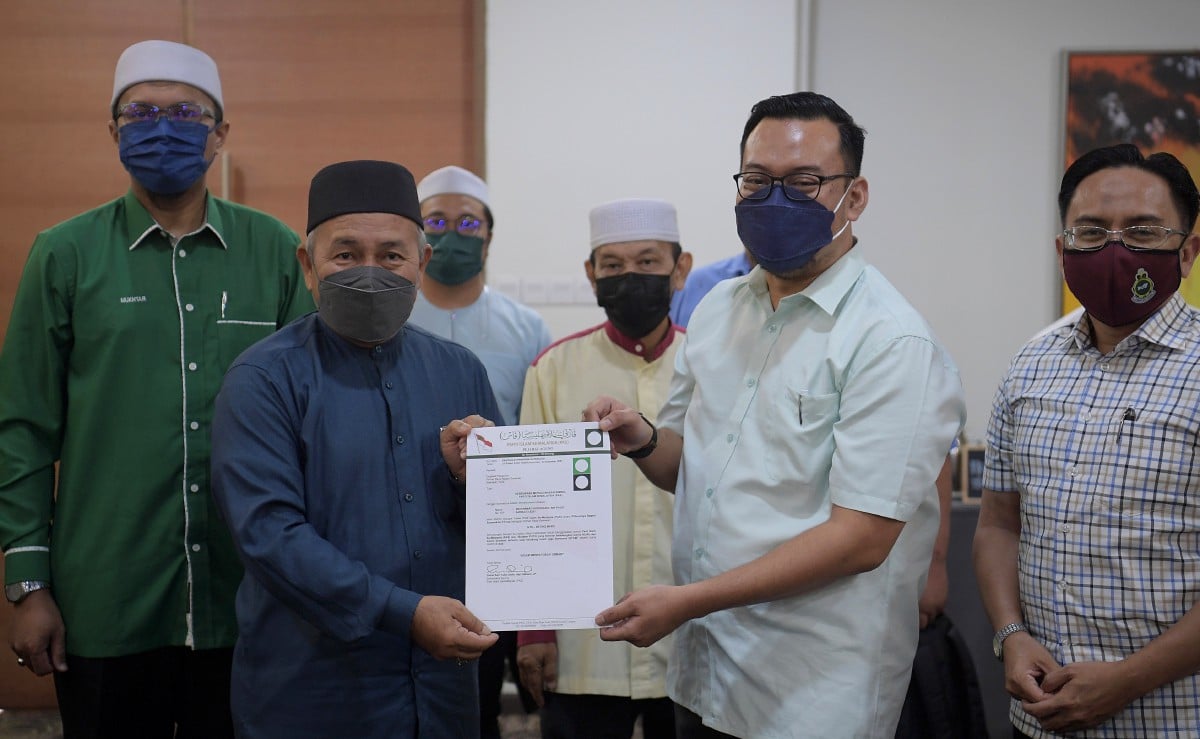 TUAN Ibrahim (dua dari kiri) menyerahkan surat watikah pelantikan kepada Mohammad Arifiriazul selepas mengumumkan nama calon yang akan bertanding pada Pilihan Raya Negeri Ke-12 (PRN-12) Sarawak. FOTO Bernama