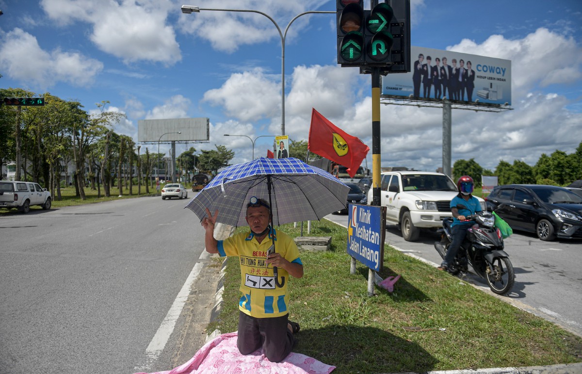 HII memperkenalkan diri kepada pengundi setempat dengan berkempen di simpang empat Jalan Lanang Barat. FOTO Bernama.