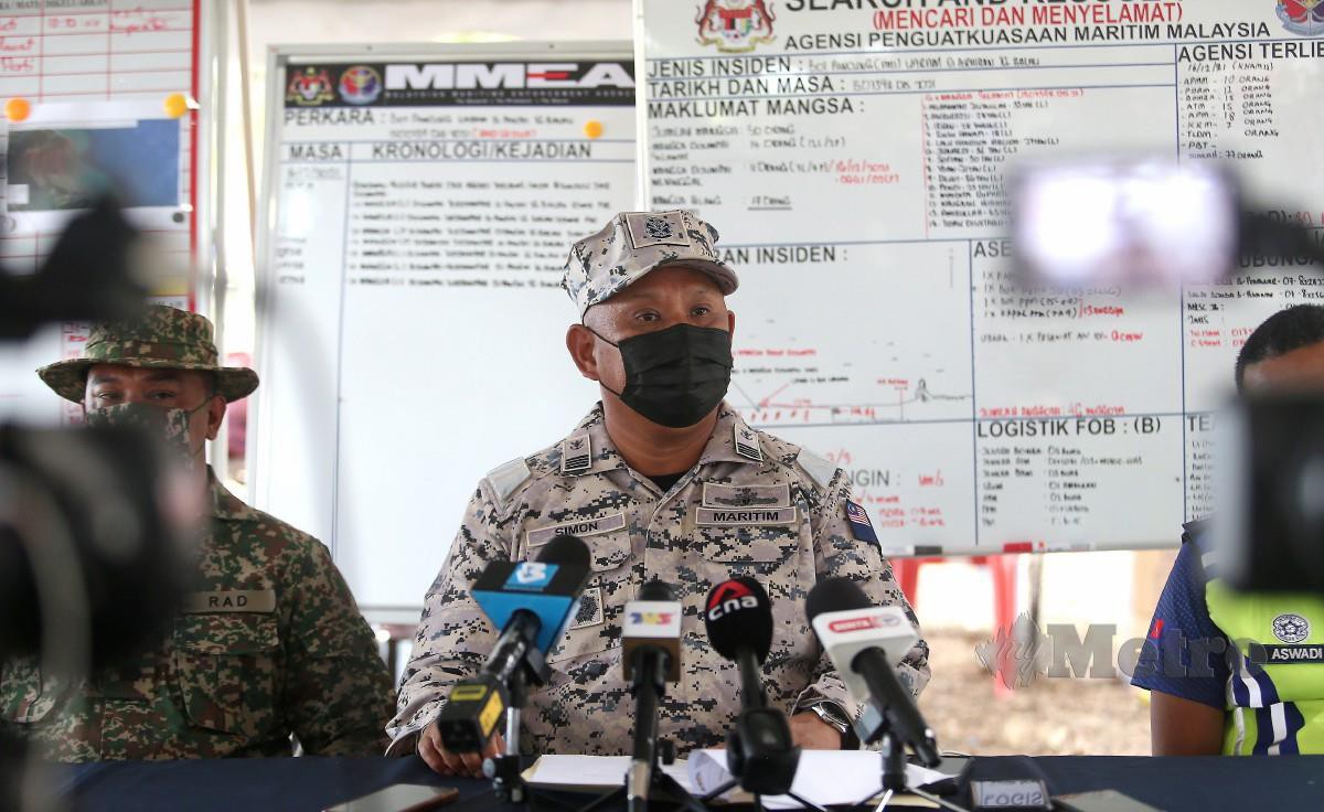 SIMON ketika sidang media hari kedua operasi mencari berkaitan kejadian bot pancung terbalik di perairan Tanjung Balau, Kota Tinggi. FOTO Nur Aisyah Mazalan