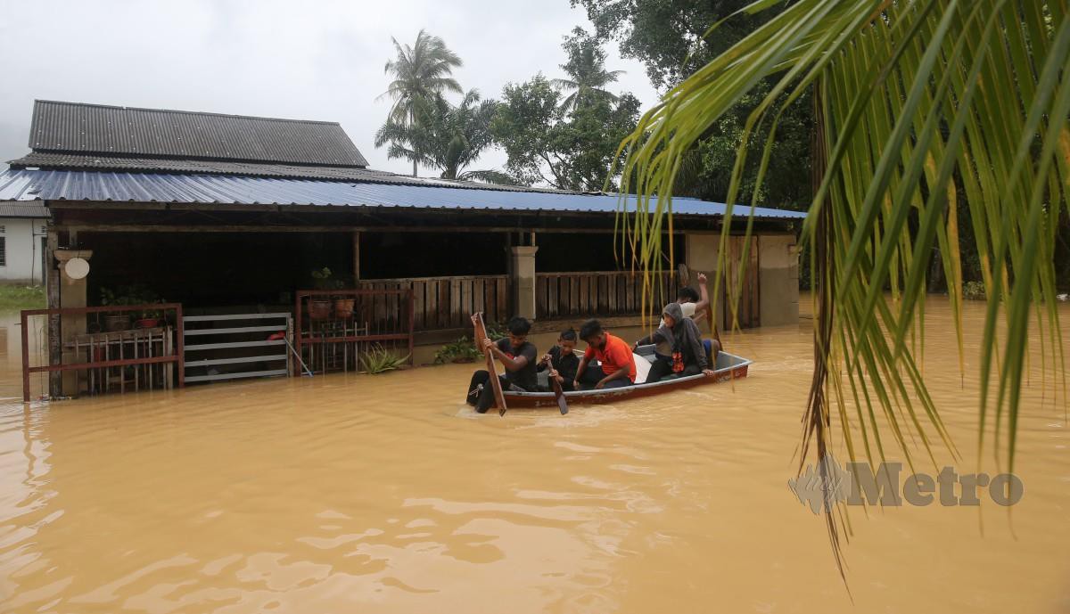 KEADAAN banjir di sekitar Kampung Beserah.  FOTO Farizul Hafiz Awang
