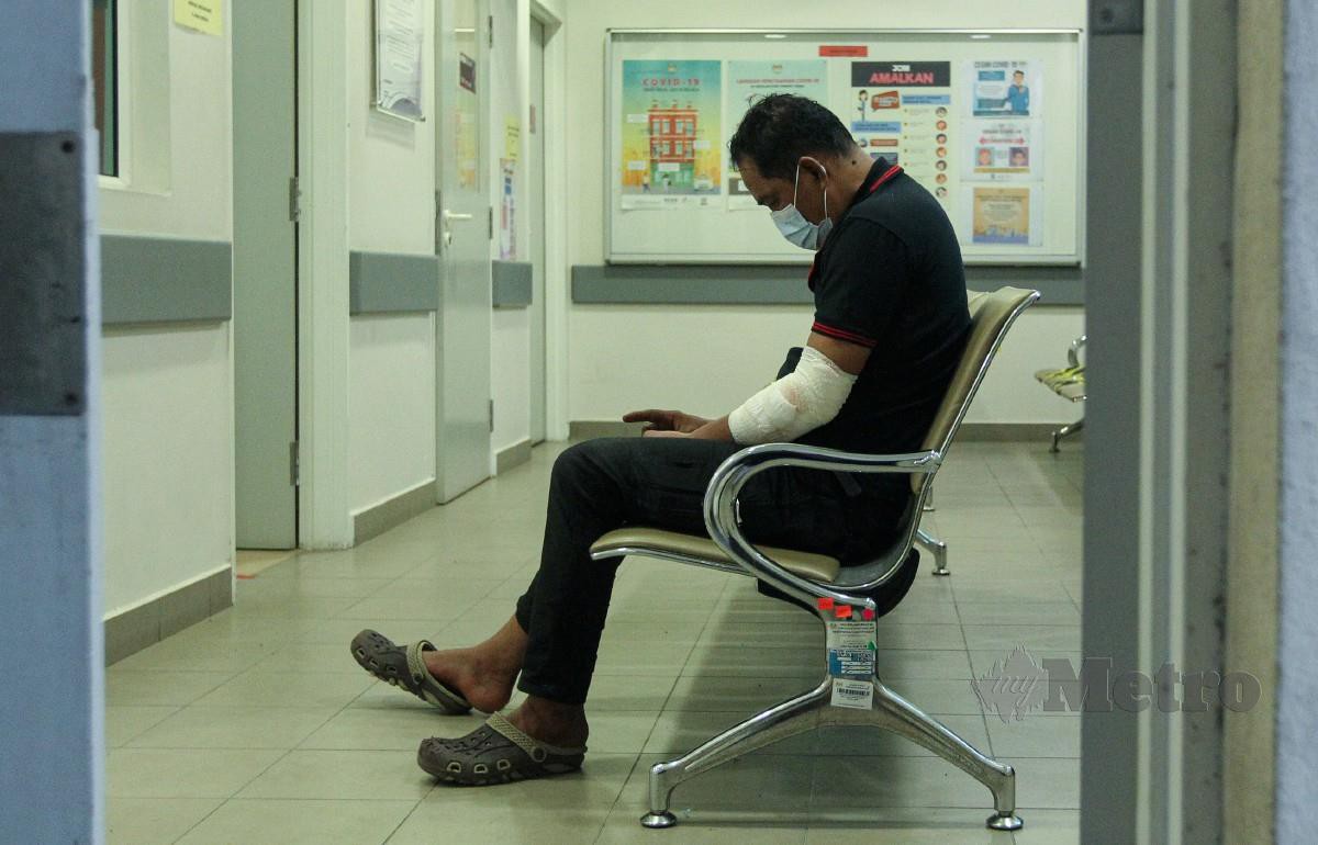 SUAMI Norul Naziah, Abd Razak Majit ketika menunggu di perkarangan Unit Forensik Hospital Shah Alam. FOTO Aziah Azmee.