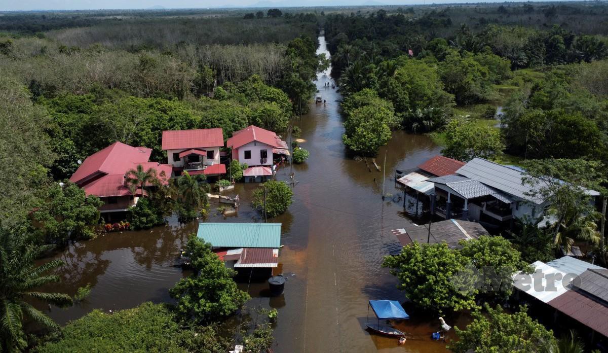 TINJAUAN banjir di jalan utama Kampung Gual Periok, Kelantan. FOTO Nik Abdullah Nik Omar.