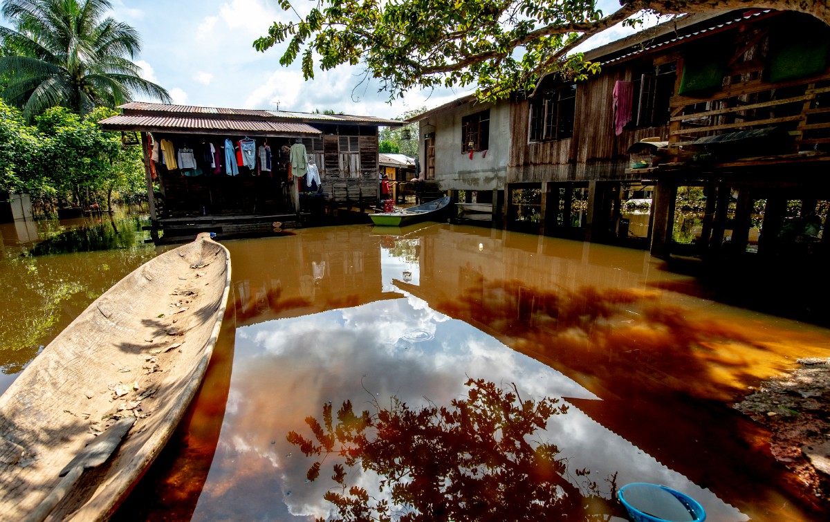 PENDUDUK Kampung Terusan kembali ke rumah masing-masing setelah keadaan banjir semakin pulih hari ini. FOTO Bernama