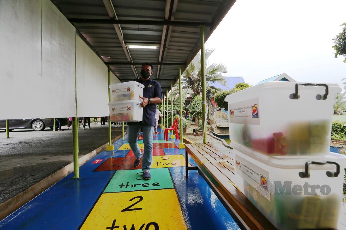 MANGSA banjir membawa kit makanan permulaan bencana daripada Jabatan Kebajikan Masyarakat negeri Johor di Pusat Pemindahan Sementara (PPS) Sekolah Kebangsaan Kampong Tenang, Segamat. FOTO Nur Aisyah Mazalan