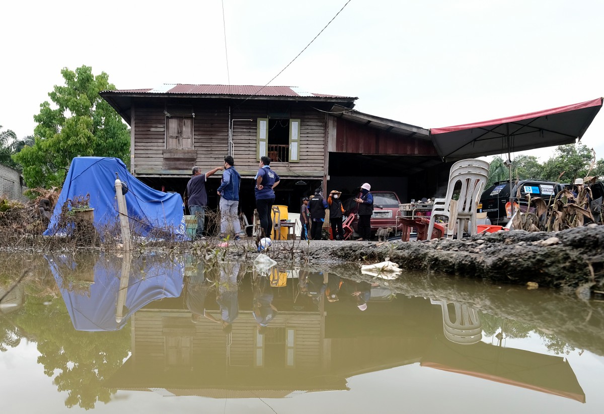 SUKARELAWAN BERNAMA menyantuni keluarga yang terjejas banjir selepas menyerahkan sumbangan wang tunai dan kelengkapan rumah pada  Program Bantu Hingga Selesai (BAHIS) Kampung Labohan Dagang Banting, Selangor, 31 Disember lalu. FOTO Berbnama.