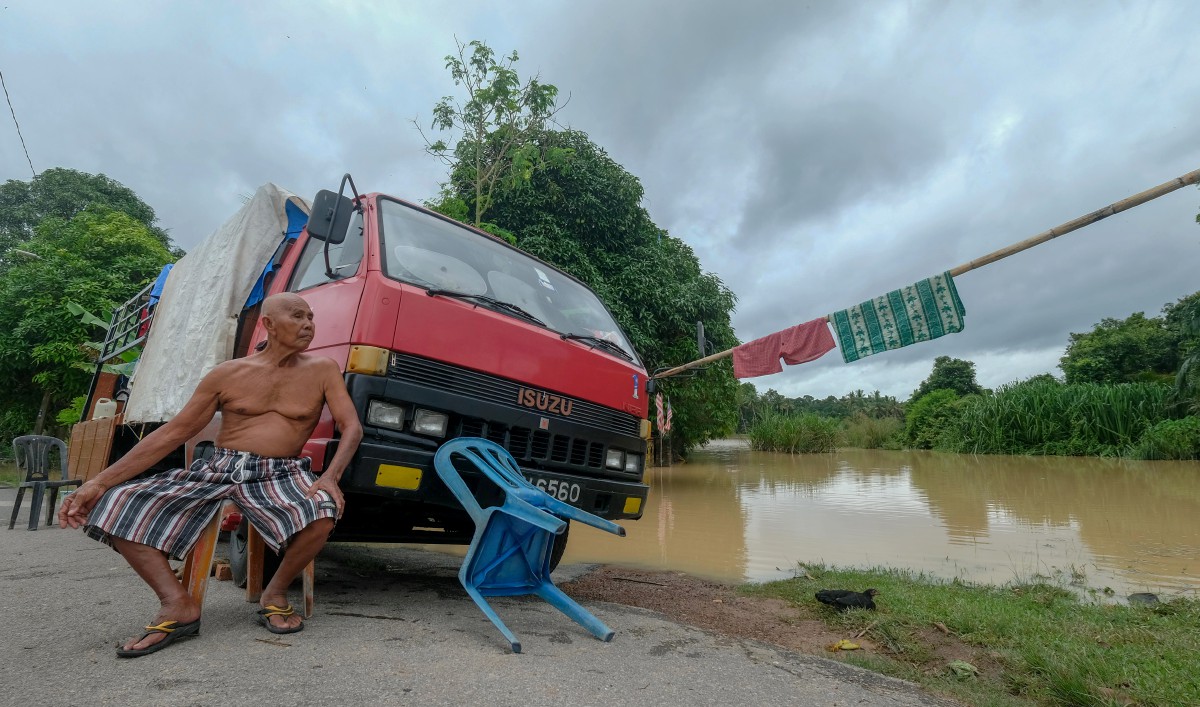 OTHMAN tidur di dalam lori selepas rumahnya dinaiki air dalam tempoh dua bulan berturut-turut ketika tinjauan banjir di Kampung Belimbing Dalam dekat Durian Tunggal, hari ini. FOTO Bernama.