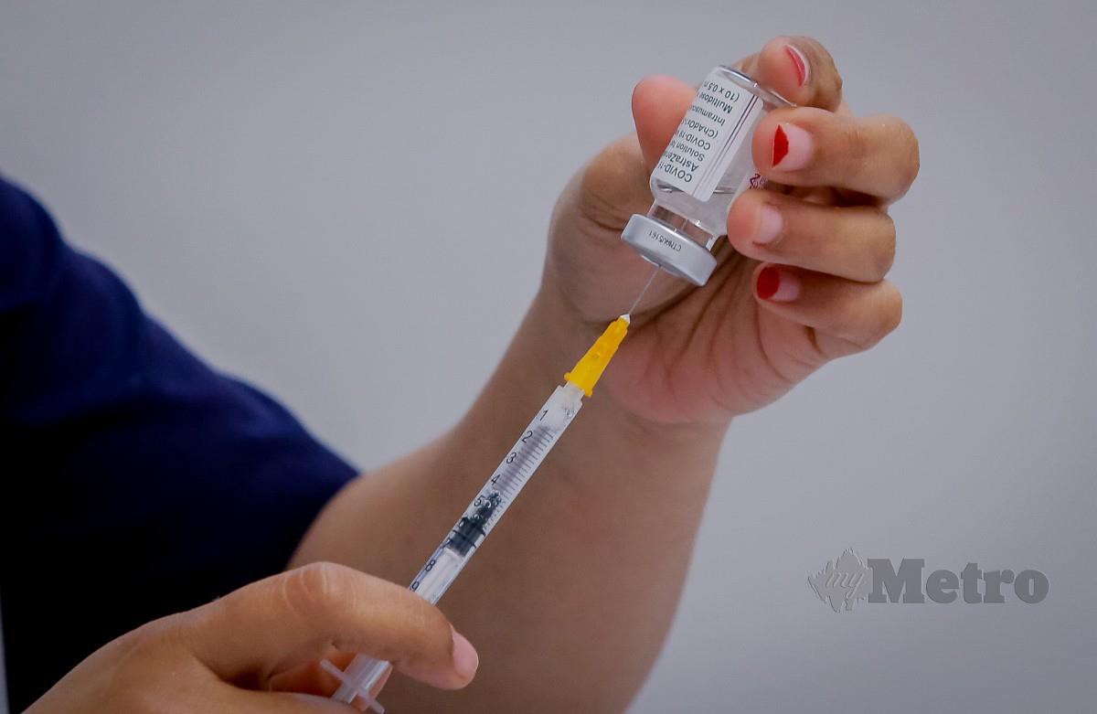 VAKSINATOR membuat persiapan sebelum menyuntik vaksin Covid-19. FOTO Asyraf Hamzah