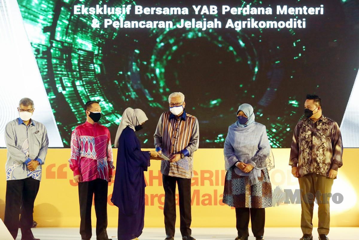 ISMAIL Sabri ketika merasmikan Program Eksklusif bersama Perdana Menteri dan Majlis Pelancaran Jelajah Agrikomoditi #KeluargaMalaysia 2022 di Putrajaya. Turut kelihatan Zuraida Kamaruddin. FOTO Mohd Fadli Hamzah