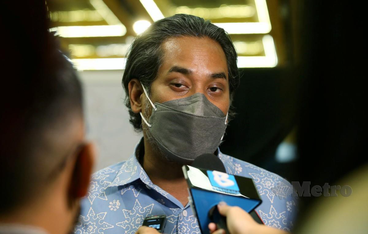 KHAIRY ketika hadir pada program Imunisasi Covid-19 Kanak Kanak PICKIDS di PPV Mega Pusat Dagangan Dunia Kuala. FOTO Rohanis Shukri