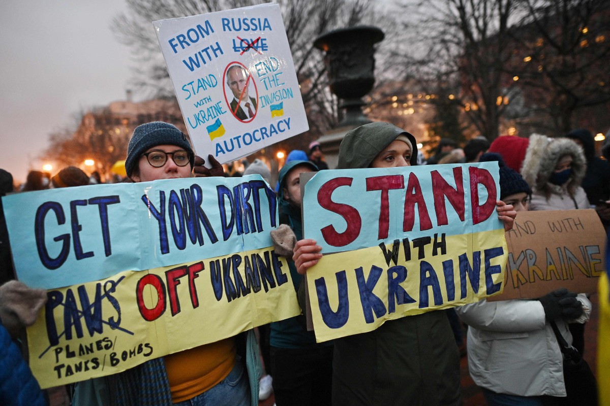 AKTIVIS memegang plakad di Lafayette Square memprotes perang antara Russia dan Ukraine. FOTO AFP