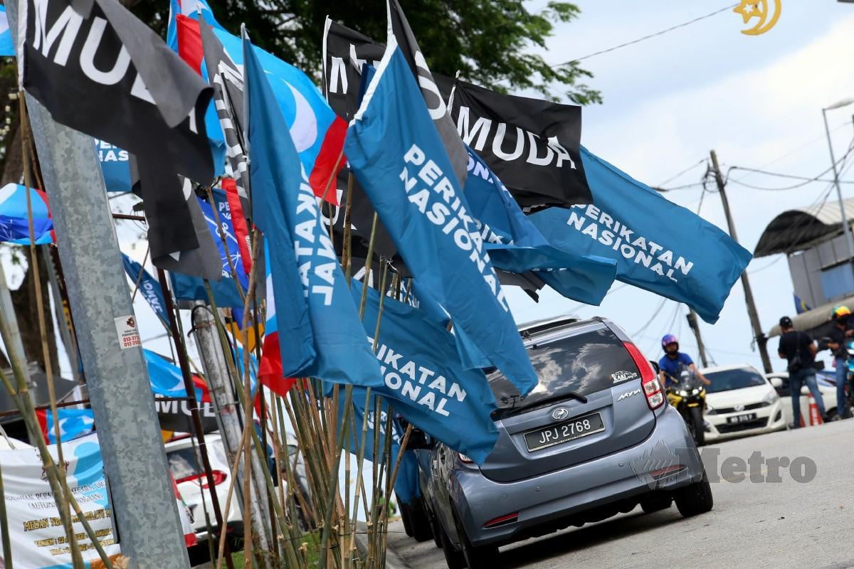 DERETAN bendera parti yang bertanding bagi Pilihan Raya Negeri (PRN)  Johor di Kampung Melayu Majidee. FOTO Nur Aisyah Mazalan.