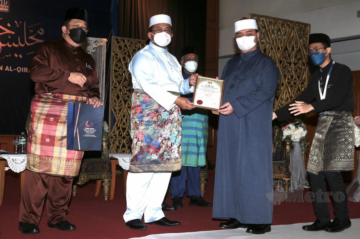 AHMAD Marzuk  (dua dari kiri) bersama  Sirajuddin (kiri sekali) menyampaikan Anugerah Khas Cemerlang (OKU Penglihatan), kepada Tan Mike Fong. FOTO Amirudin Sahib.