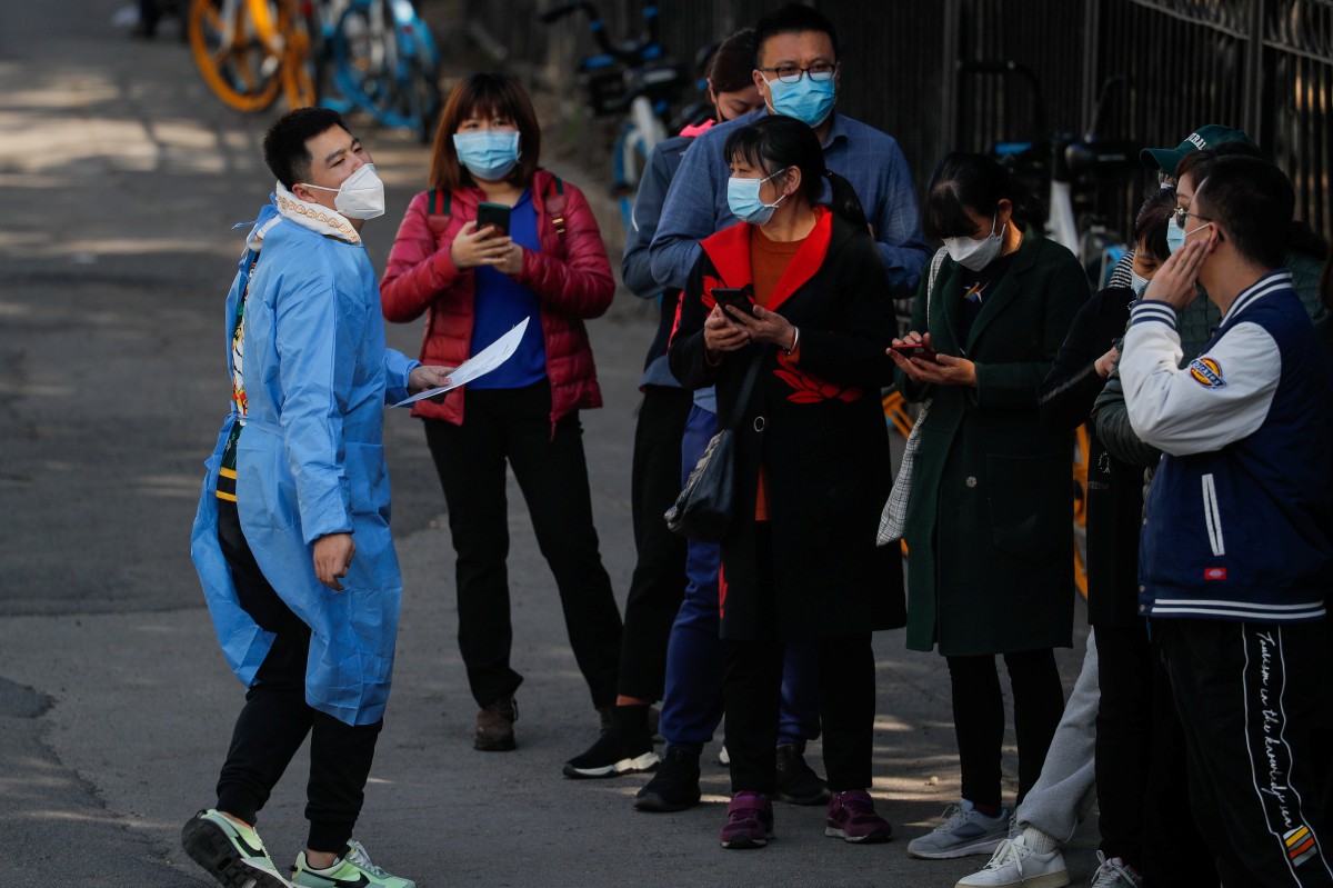 PENDUDUK beratur  untuk menjalani ujian Covid-19 di Beijing, China. FOTO EPA.
