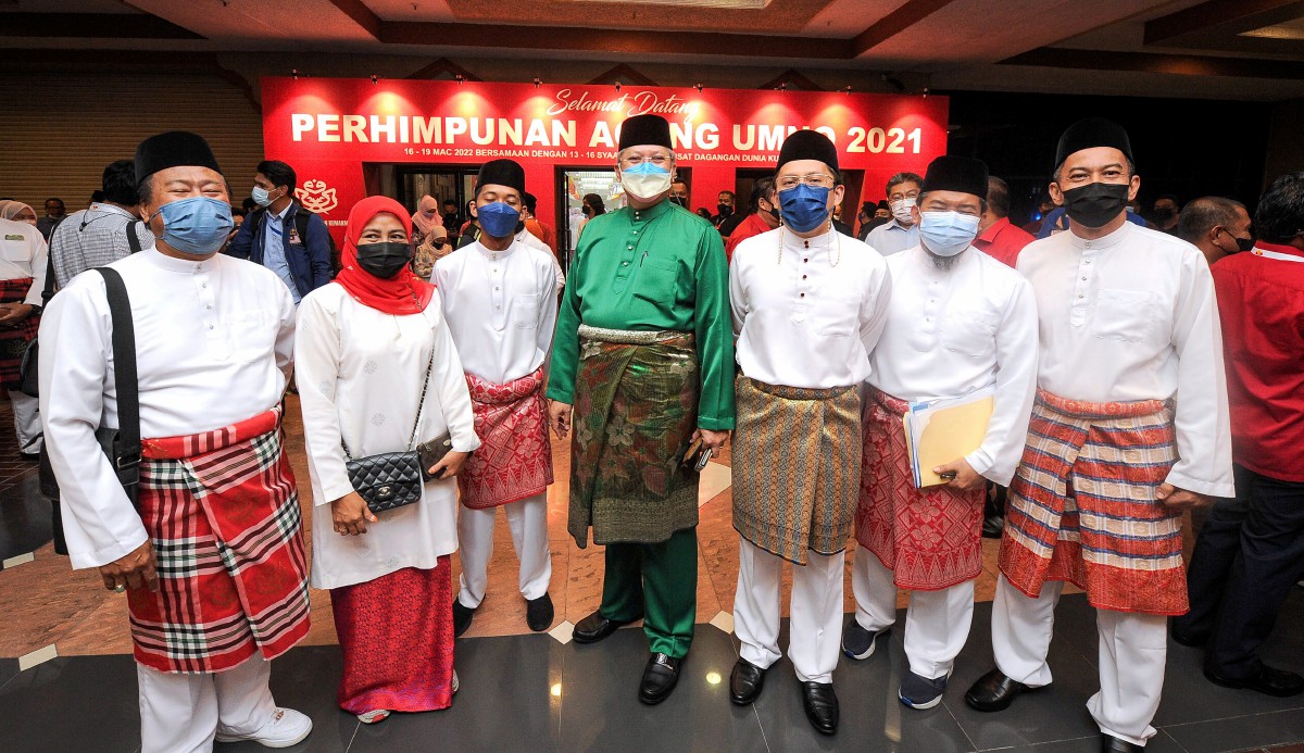 ANNUAR Musa (empat, kanan) bersama ahli-ahli perwakilan Umno yang hadir pada Majlis perasmian Perhimpunan Agong Pergerakan Sayap Wanita, Pemuda dan Puteri Umno. FOTO Bernama