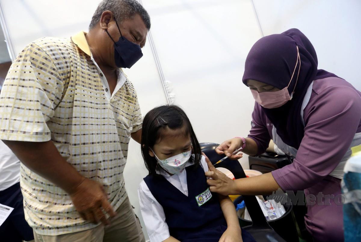 PETUGAS perubatan memberikan suntikan vaksin Comirnaty (Pfizer BioNTech) kepada kanak-kanak di Pusat Pemberian Vaksin (PPV) Offsite Tapak Ekspo Seberang Jaya, Pulau Pinang. FOTO Danial Saad