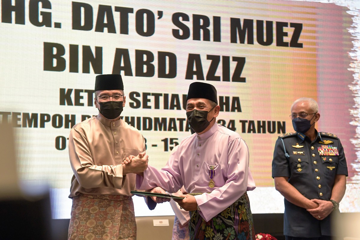 HISHAMMUDDIN menyampaikan Pingat Perkhidmatan dan Pekerti Terbilang kepada Ketua Setiausaha Kementerian Pertahanan Datuk Seri Muez Abdul Aziz (dua dari kanan) hari ini. FOTO Bernama